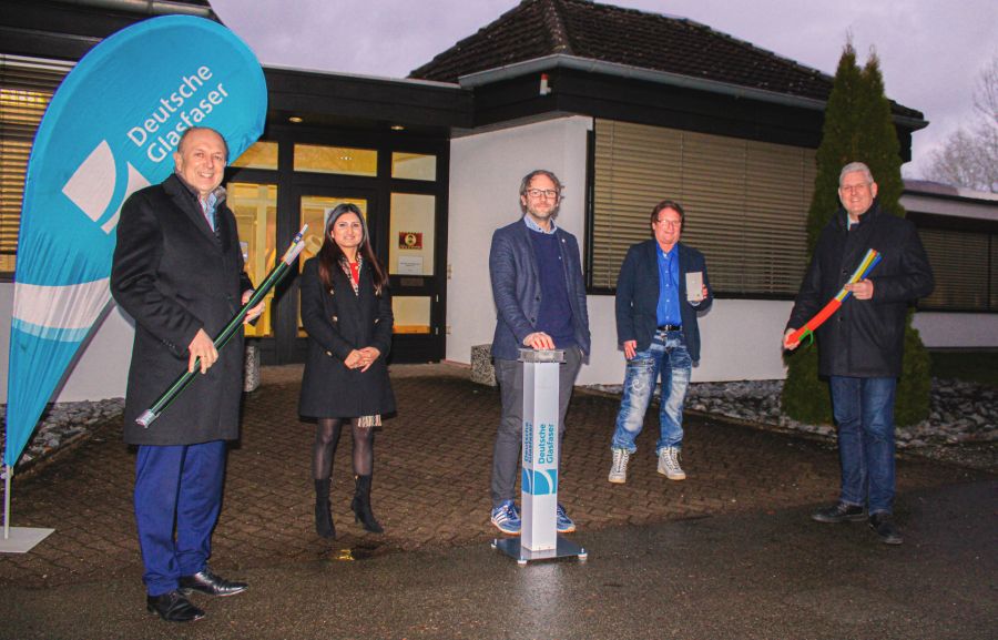 Angekommen im Gigabitnetz: Auch Unternehmen, die historisch im Außenbereich von Delbrück gewachsen sind, wie das Unternehmen STS Stefan Schmitz, profitieren bei einer Unterversorgung vom Bundesförderprogramm auf Breitbandausbau im Außenbereich. Aktuell sind schon jetzt rund 70 Adressen von Deutscher Glasfaser aktiviert worden und verfügen über schnelles Internet.  Darüber freuen sich: (v. l.) Landrat Christoph Rüther, Zahra Schmidt (Programm Managerin Förderung, Deutsche Glasfaser), Björn Klein (Geschäftsführer STS Stefan Schmitz GmbH & Co. KG), Josef Hüßler (Projektmanager Bau, Deutsche Glasfaser) und Bürgermeister Werner Peitz © Stadt Delbrück